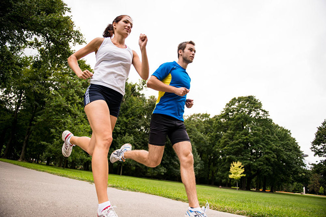 跑步如何防止膝盖受伤 跑前跑后做好预防远离跑步膝