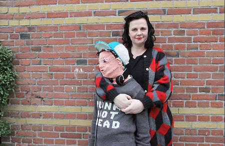 荷兰母亲与儿子关系疏远 用毛线织出假儿子 