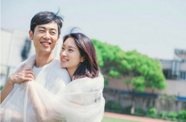 朱亚文老婆晒素颜照