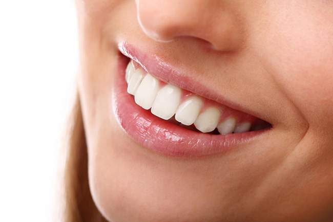 牙黄变白的简单方法 黄变白让你随时放纵微笑露齿