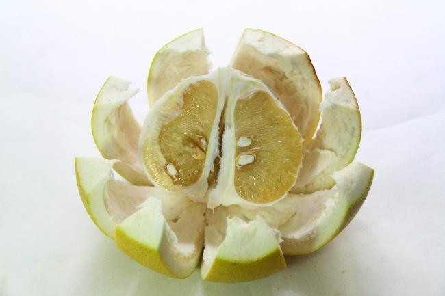 柚子蒸冰糖熟吃的功效与作用 天然水果罐头口味佳