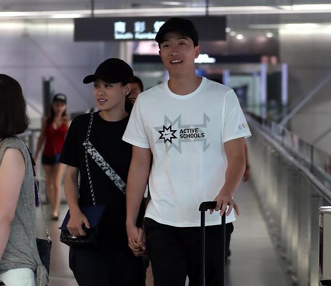 刘翔吴莎现身机场 两人全程打闹嬉笑感情甜蜜令人羡慕