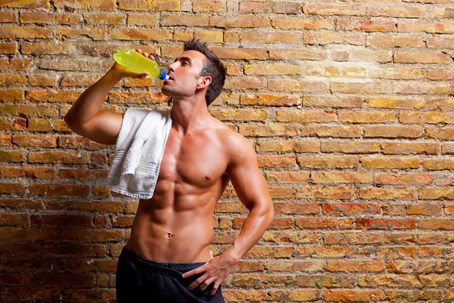 运动后出很多汗怎么补水 健身达人提醒喝什么很重要