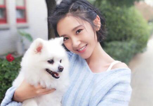 唐艺昕又晒与狗狗合照秀恩爱 暗戳戳秀恩爱撒狗粮又出新花样