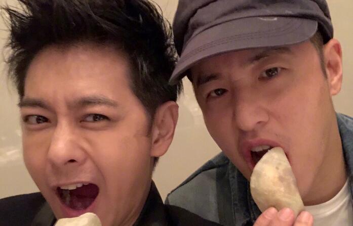 林志颖潘玮柏同框 动作搞怪张大嘴巴脸蛋无皱纹惹人羡慕