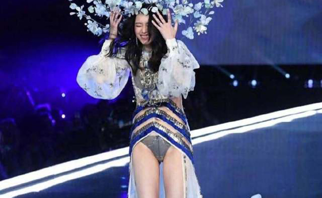 奚梦瑶走秀摔倒 坚强继续走只是再也上不了维密秀