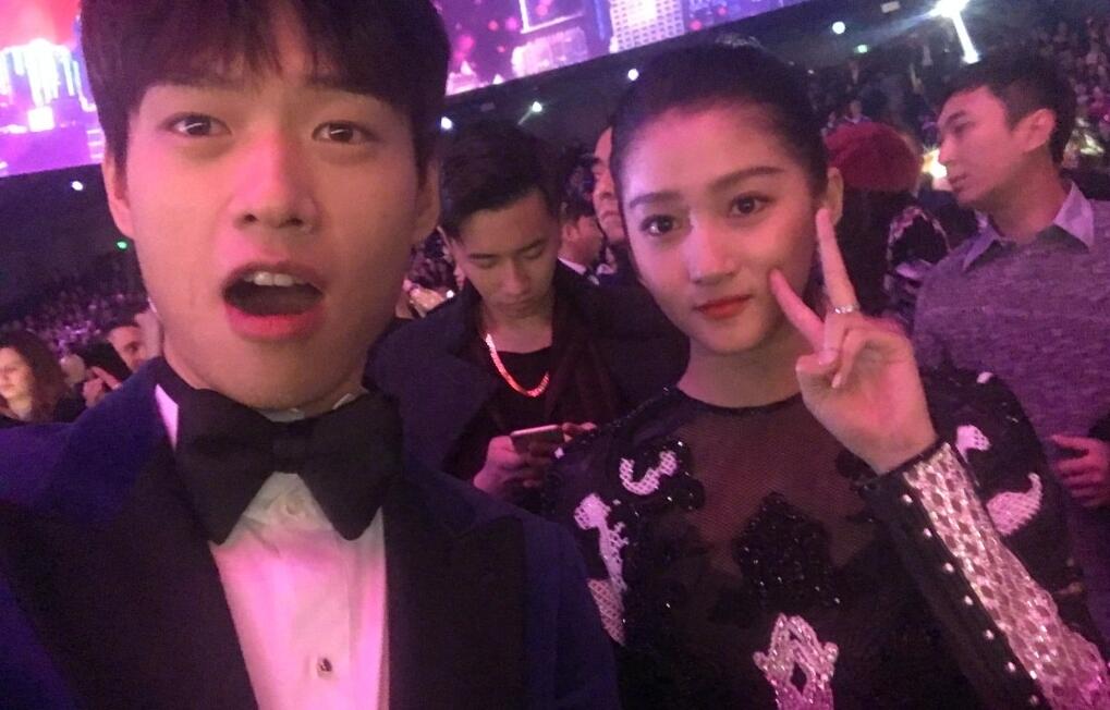 王思聪出席维密秀 王思聪站着看秀现场照曝光好可怜