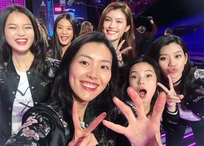 刘雯维密秀有翅膀吗 大表姐化身维密天使引众人欢呼