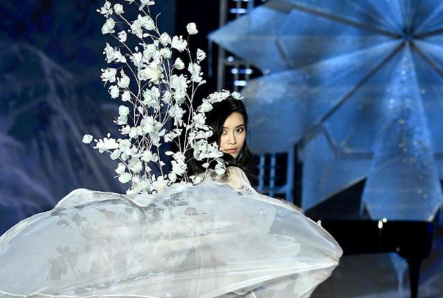 奚梦瑶不慎摔倒 踩到衣服摔倒惊呼全场奚梦瑶摔倒会止步维秘吗