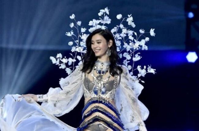 奚梦瑶走维密摔跤 不慎摔倒微笑站起来引心疼现场照曝光