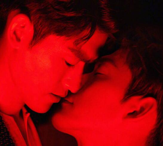 张翰晒接吻照片 粉丝恶搞塘主自攻自受与自己亲吻