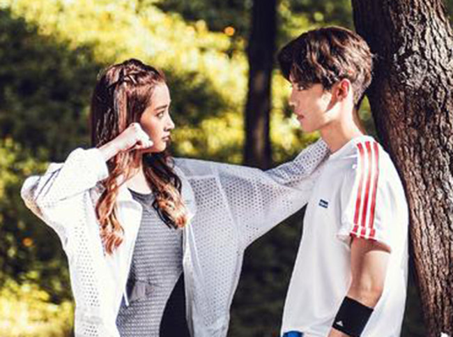 鹿晗关晓彤甜蜜约会 画面很甜无视旁人眼光狂撒狗粮