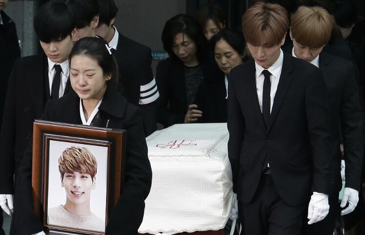韩国自杀男星出殡 金钟铉出殡娱乐圈众明星挥泪送别