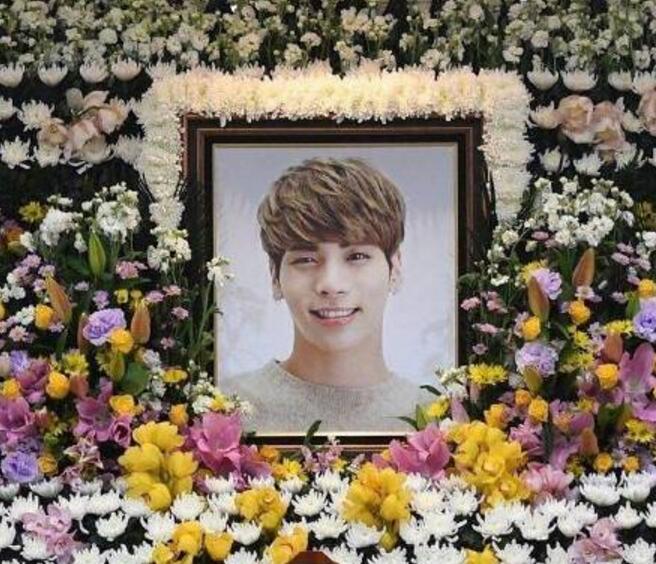 韩国自杀男星出殡 金钟铉出殡娱乐圈众明星挥泪送别