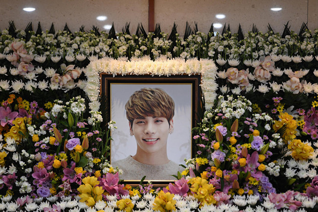 韩国自杀男星出殡 数百名粉丝现场挥泪送别哭声一片