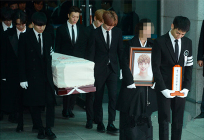 金钟铉出殡 SHINee成员为他抬棺送最后一程愿天堂没有痛苦