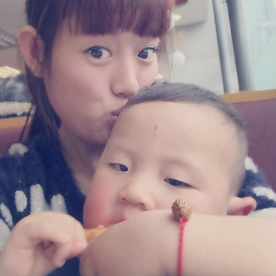 3岁的儿子在房间一直吵,拉着我的手让我起来陪他玩 3岁的儿子在房间一直吵,拉着我的手让我起来陪他玩