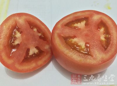 西红柿1个、小香肠6个、青瓜1条