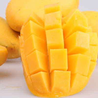 芒果是凉性的食物，吃了后会降低肠胃的蠕动