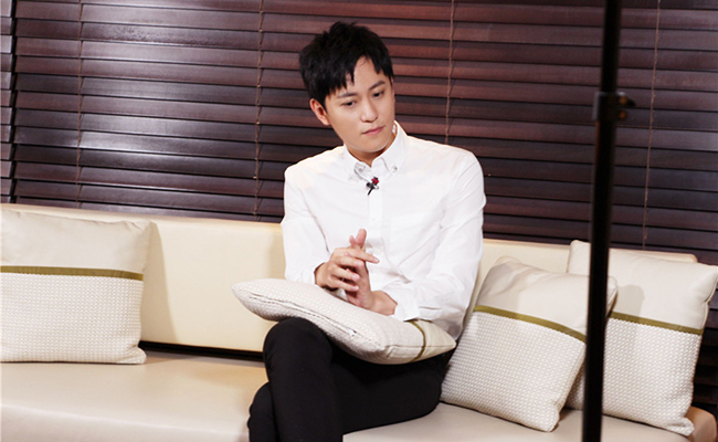 秦俊杰怒怼经纪人 不怕恋情影响事业大方谈杨紫