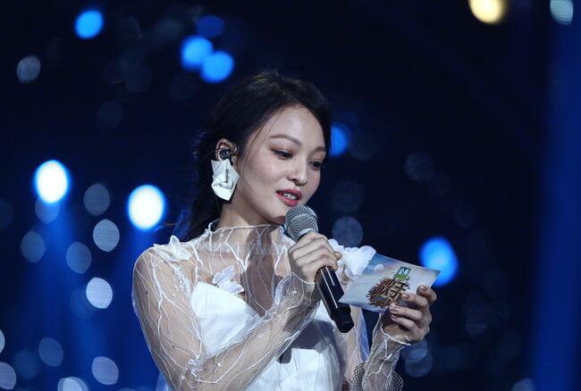 张韶涵主持歌手 幽默风趣且搞怪带动现场气氛获赞