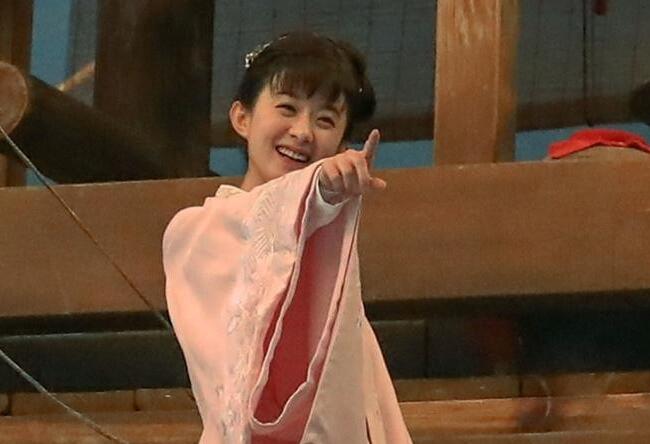 赵丽颖低温拍落水戏 大冷天跳水结果上岸后冷得发抖