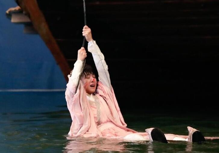 赵丽颖低温拍落水戏 大冷天跳水结果上岸后冷得发抖