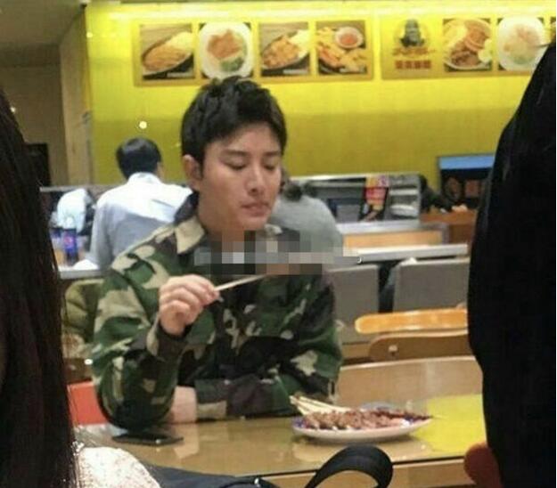 网友苏州偶遇贾乃亮 李小璐疑似出轨买醉后又孤单吃烧烤