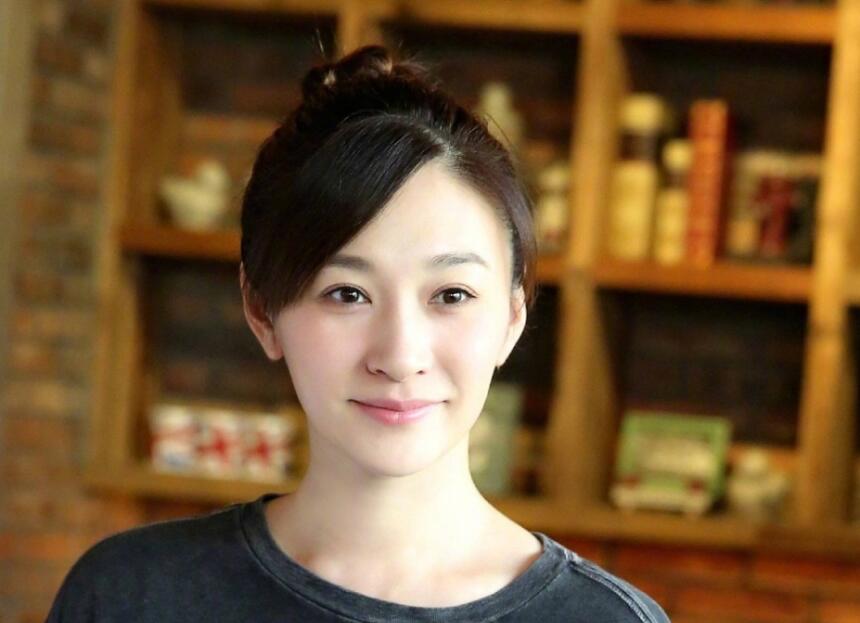 李小冉否认蹭热度 李小冉委屈发声躺着也能中枪结果反被骂惨