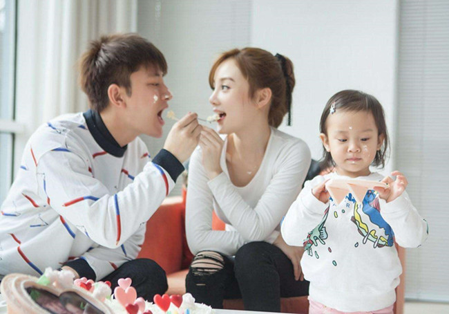 李小璐贾乃亮感情危机 夫妻感情疑似变淡深夜独自买醉