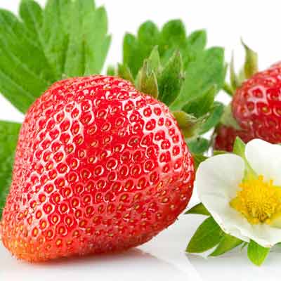 草莓不仅鲜美多汁，还含有丰富的维生素C
