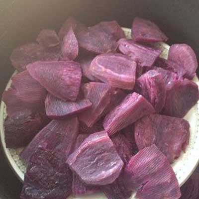 紫薯倒入锅中，大火煮沸后转小火