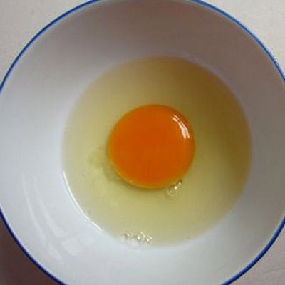 鸡蛋打入碗中