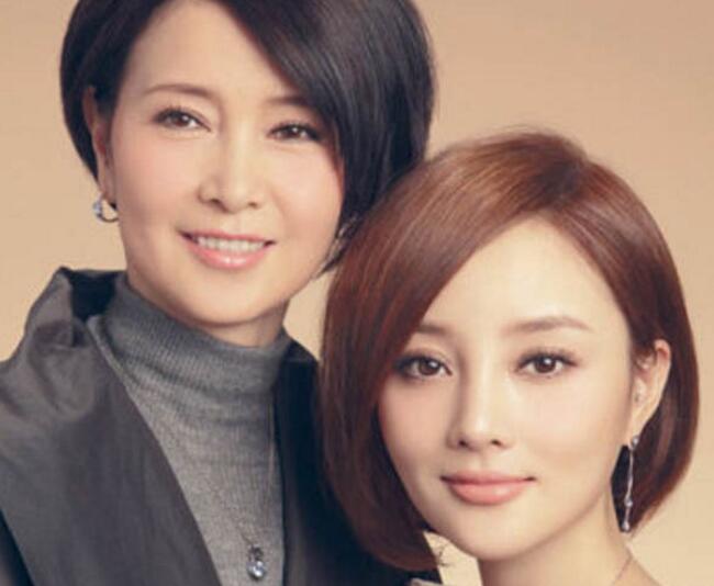 李小璐妈妈张伟欣再婚 与现任老公李丹宁婚姻感情恩爱