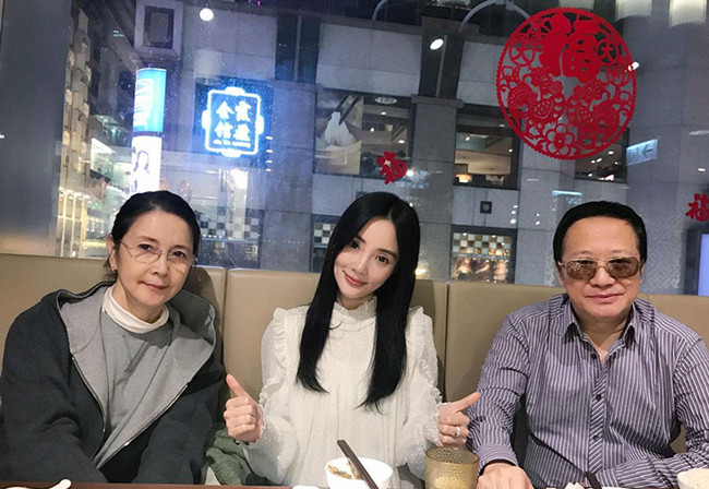 李小璐爸妈是干什么的 德高望重的妈父辈系更是文艺世家
