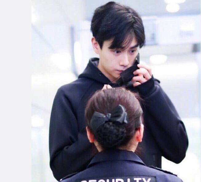 胡一天被大风吹乱了发型 现身机场大长腿抢镜被粉丝围堵