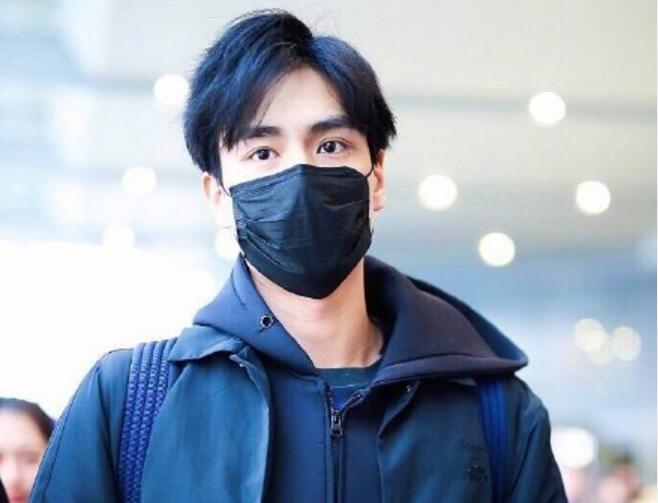 胡一天被大风吹乱了发型 现身机场大长腿抢镜被粉丝围堵