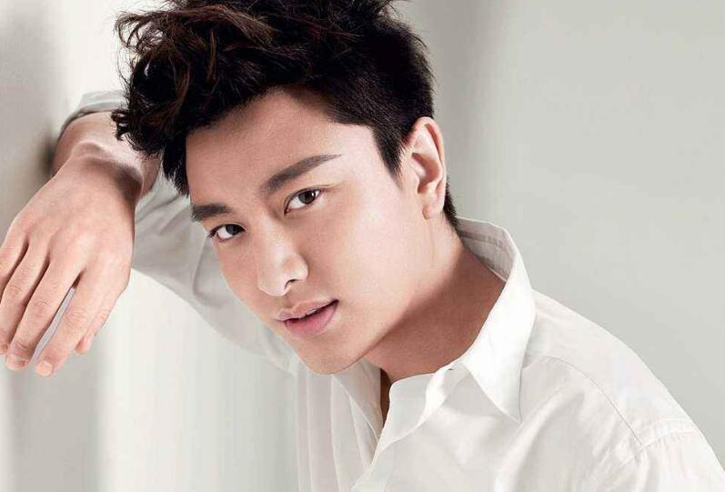 贾乃亮发文首露面 脸色很痛苦一路沉默不语让人心疼