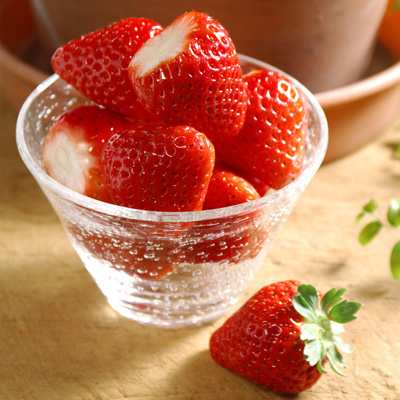 草莓不仅色泽艳丽而且味道鲜美