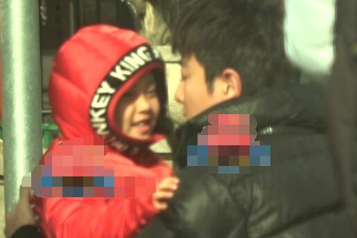 贾乃亮疑似离婚 贾乃亮抹泪目送甜馨上学双手不见婚戒