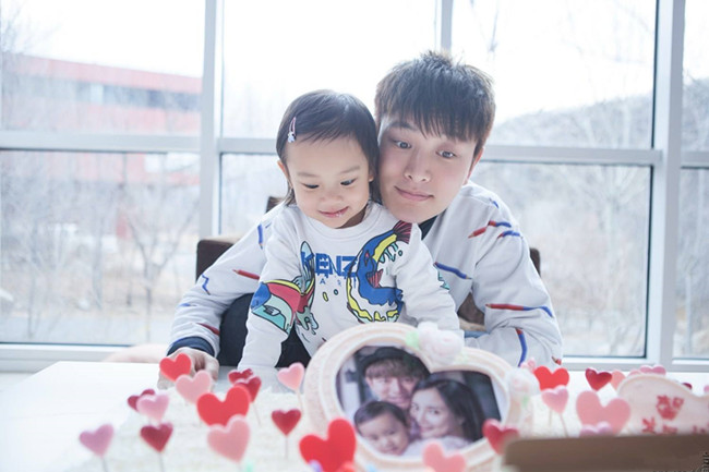 贾乃亮甜馨怎么办 贾乃亮在晶莹的眼光中目送女儿离开