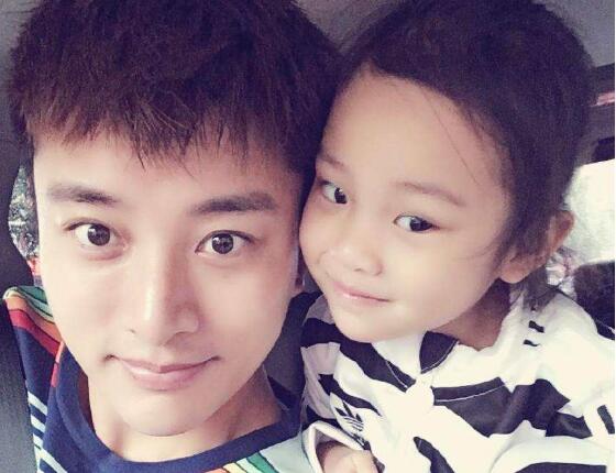 贾乃亮哭了 与小甜馨挥手告别眼角流出泪花很心酸