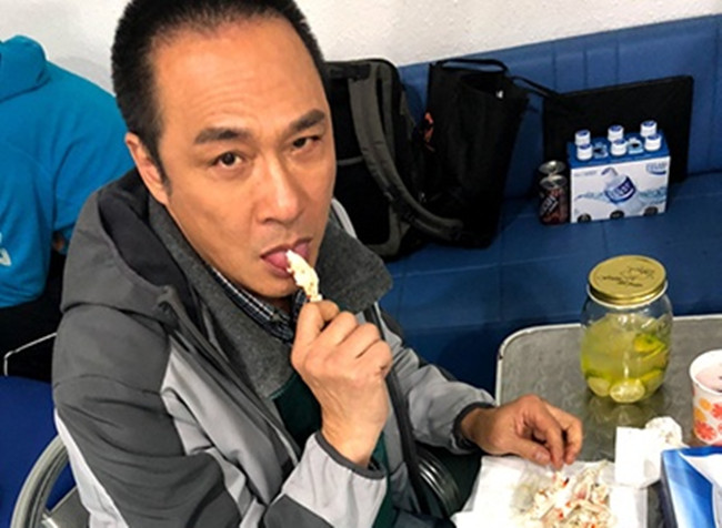 袁咏仪晒片场照 深夜拉仇恨吴镇宇表情亮了闷骚男一个