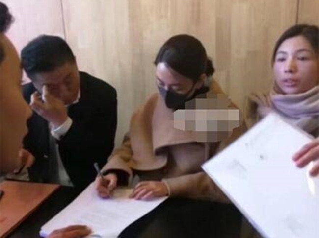 马苏现身法院 律师助理陪同签字疑似起诉黄毅清造谣