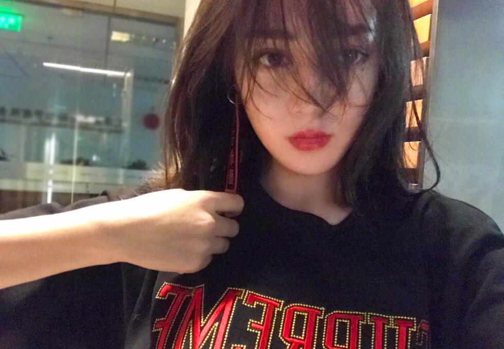 迪丽热巴魅惑撩粉 烈焰红唇眼神很妩媚撩得粉丝纷纷迷倒