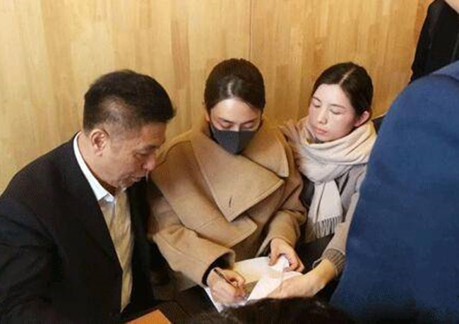 马苏赴法院起诉黄毅清 马苏告黄毅清诽谤罪名不死不休