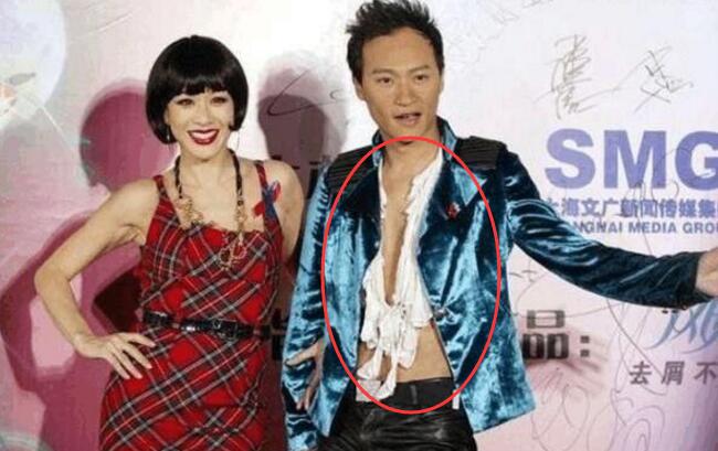 陈志朋脖子挂厕纸 异类风格成众人茶后谈资笑料