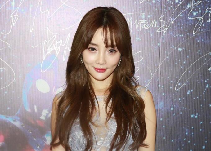 李小璐风波后现身 不受风波影响全程笑嘻嘻玩手机引唾骂