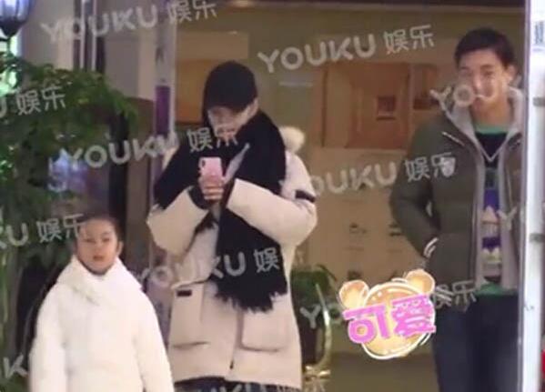 李小璐风波后现身 不受风波影响全程笑嘻嘻玩手机引唾骂