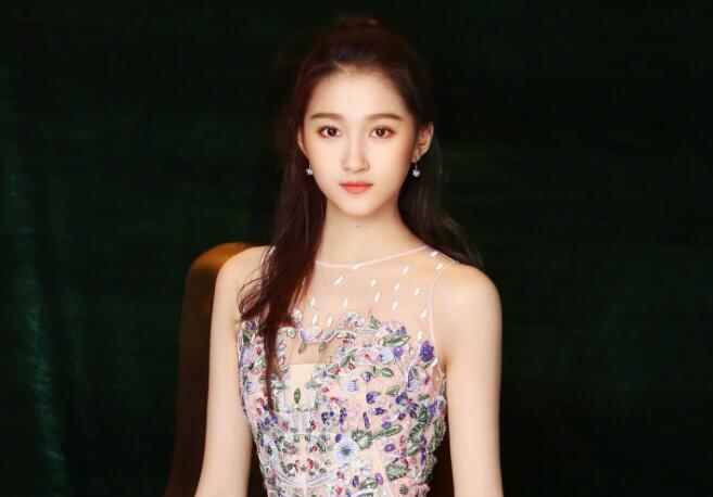 关晓彤的大软胸 恋爱后的关晓彤胸部变大了罩杯多少引猜测